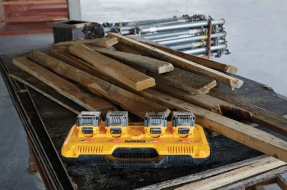 DEWALT CHARGER DCB104 4-PORTS XR 8A