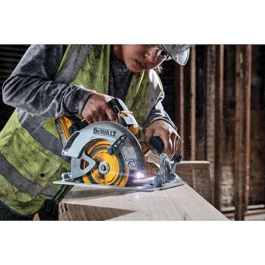 DeWALT DCS573H2T-QW portable circular saw