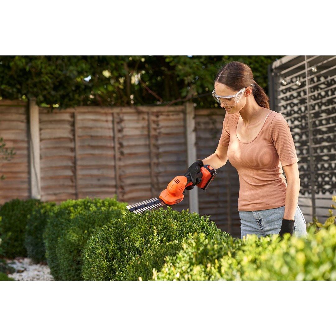 Black & Decker BCSS18D1-QW power hedge trimmer