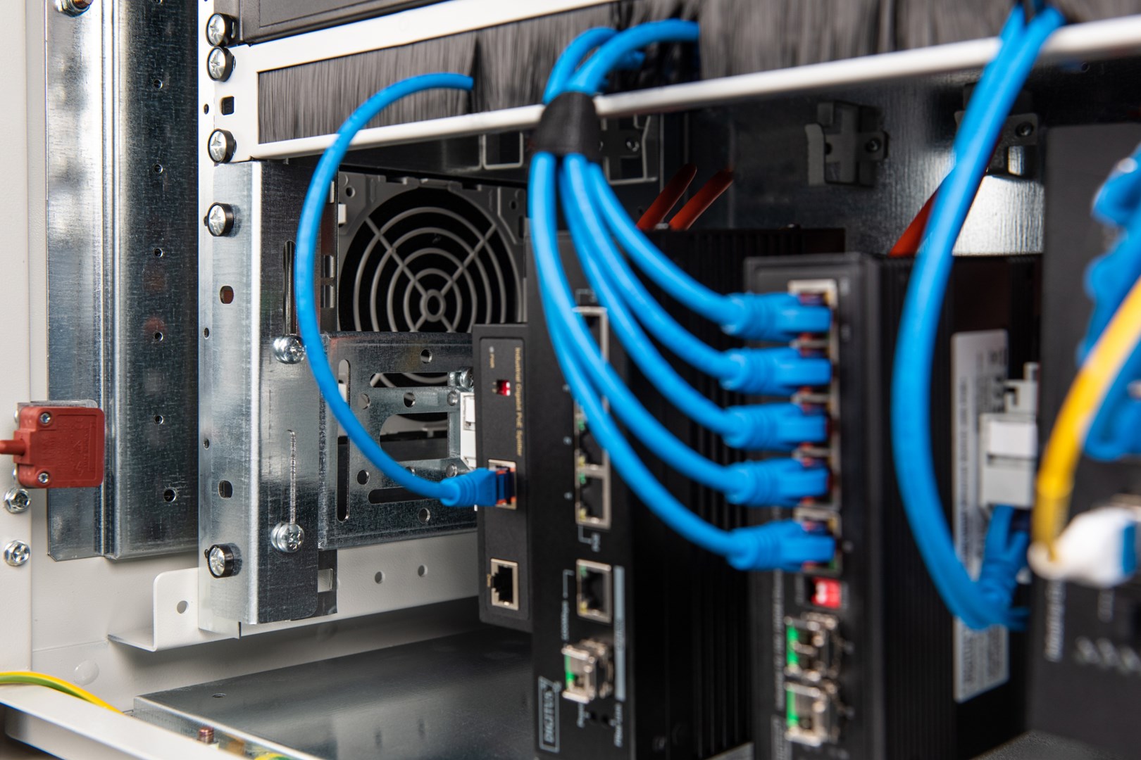 Digitus 483 mm (19“) DIN Rail Holder, 4U