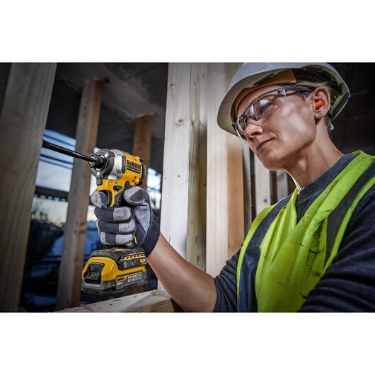 DEWALT ZAKRĘTARKA UDAROWA 18V 2x1 7Ah POWERSTACK DCF850E2T