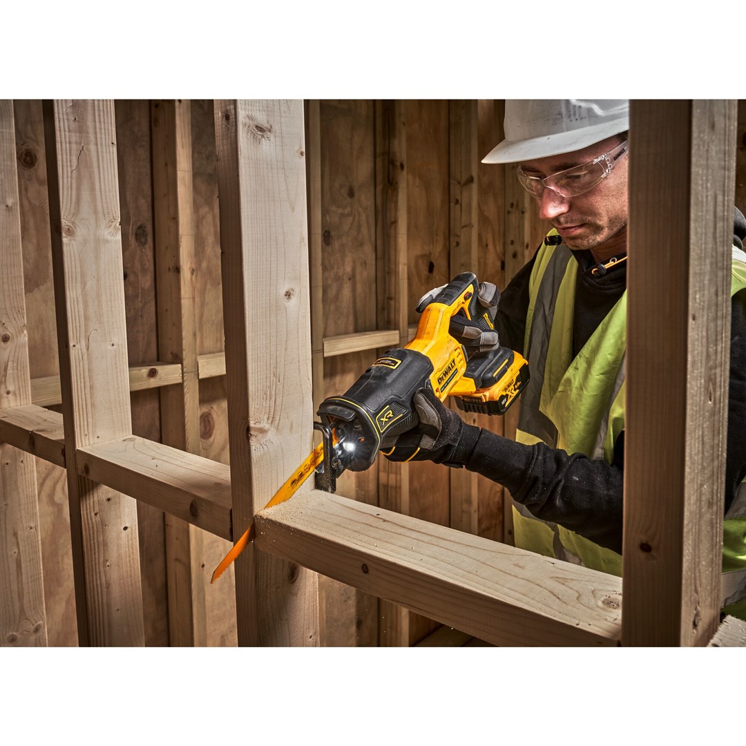 DEWALT. PIŁA SZABLASTA 18V DCS382N