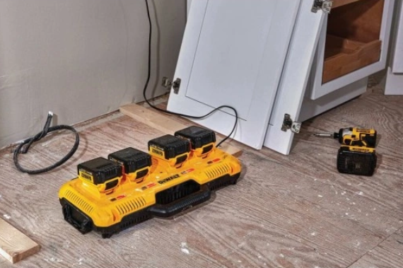 DEWALT CHARGER DCB104 4-PORTS XR 8A