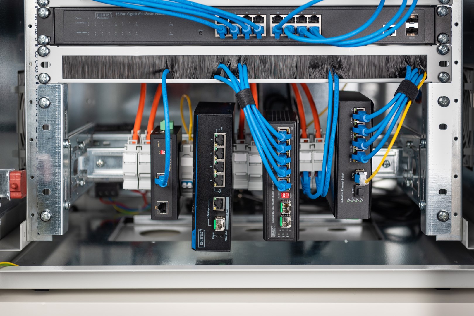 Digitus 483 mm (19“) DIN Rail Holder, 4U