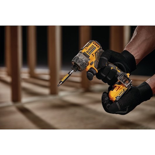 DEWALT. WKRĘTARKA 12V 1/4  DCF601D2 8Nm 2x2 0Ah