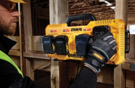 DEWALT CHARGER DCB104 4-PORTS XR 8A