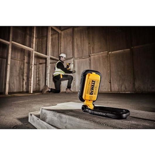 DEWALT. LED LAMP 18V TRIPOD DCL079 1-2.2m