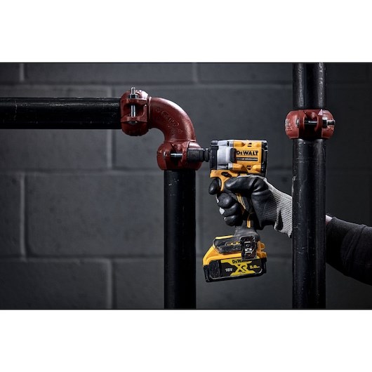 DeWALT DCF922P2T-QW power wrench 2500 RPM 610 N·m