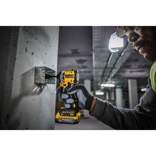 DEWALT ZAKRĘTARKA UDAROWA 18V 2x1 7Ah POWERSTACK DCF850E2T
