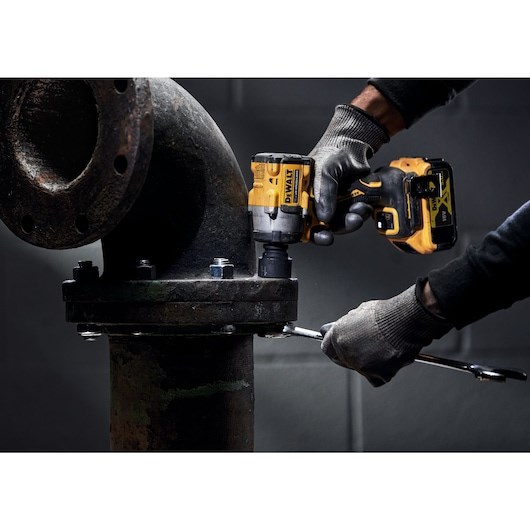 DeWALT DCF922P2T-QW power wrench 2500 RPM 610 N·m