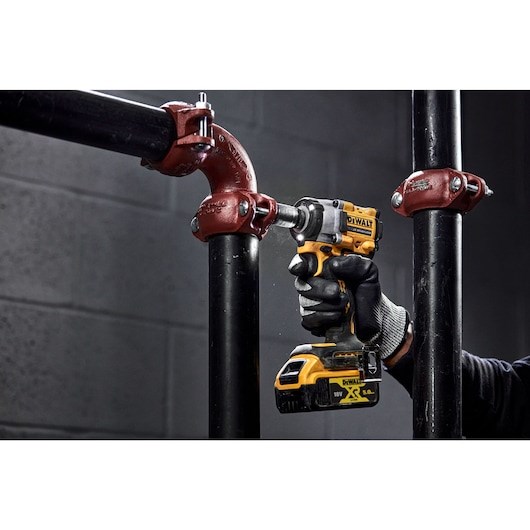 DeWALT DCF922P2T-QW power wrench 2500 RPM 610 N·m