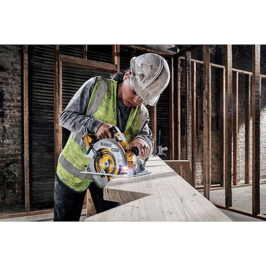 DeWALT DCS573H2T-QW portable circular saw