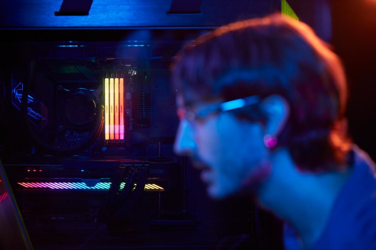 Kingston Technology FURY 16GB 7200MT/s DDR5 CL38 DIMM (Kit of 2) Renegade RGB XMP