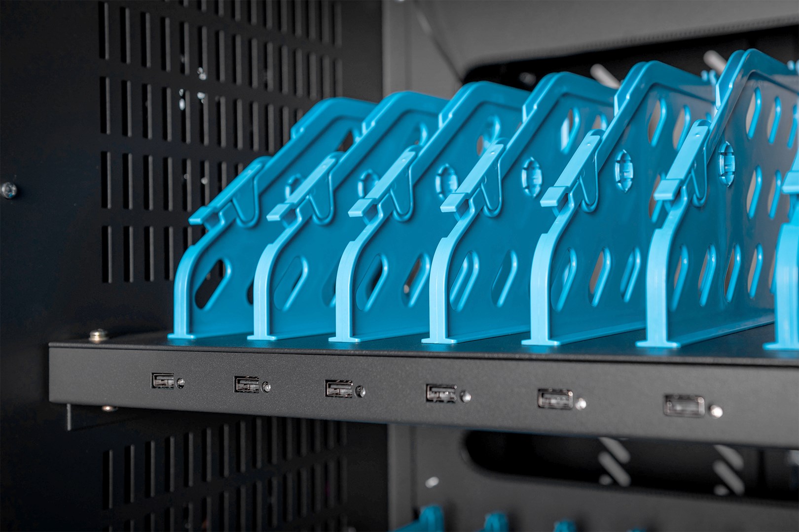 Digitus Mobile charging cabinet for notebooks / tablets up to 15.6 inch, data synchronization, UV-C