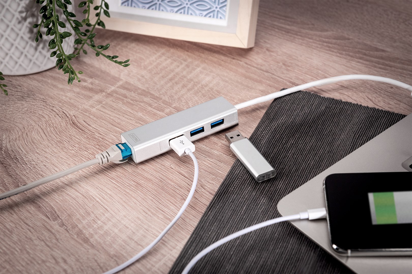 Digitus USB 3.0 3-Port Hub & Gigabit LAN Adapter