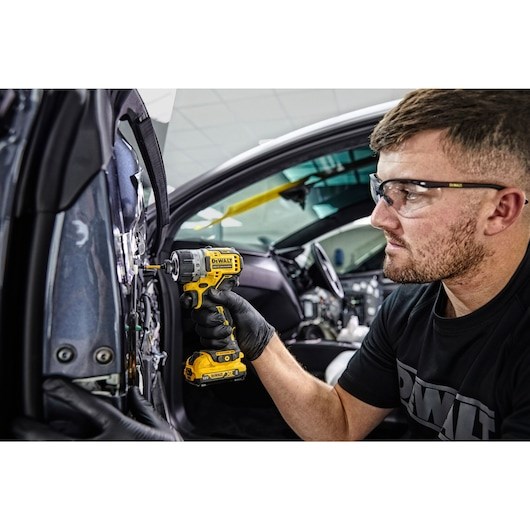 DEWALT. WKRĘTARKA 12V 1/4  DCF601D2 8Nm 2x2 0Ah
