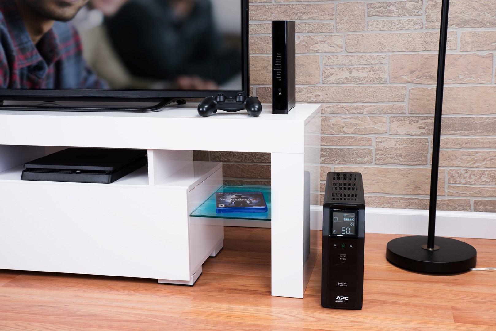 APC Back-UPS Pro, 1200VA/720W, Tower, 230V, 8x IEC C13 outlets, Sine Wave, AVR, USB Type A + C ports, LCD, User Replaceable Battery
